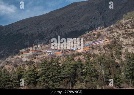 Obere Pisang Bergdorf im Sonnenlicht, Trekking Annapurna Rundkurs, Himalaya, Nepal, Asien Stockfoto