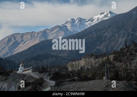 Schneebedeckte Berg und buddhistische Stupa von Upper Pisang, Trekking Annapurna Circuit, Nepal, Asien Stockfoto