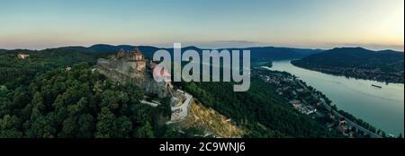 Panorama-Foto der Donauknie und Obere Burg von Visegrad Ungarn Stockfoto