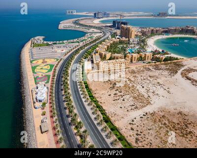 Marjan Island im Emirat Ras al Khaimah in den Vereinigten Arabischen Emiraten Luftaufnahme bei Sonnenaufgang der charakteristischen mannförmigen Skyline und Uferpromenade Stockfoto