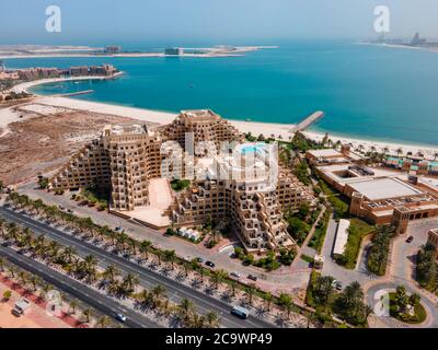 Marjan Island im Emirat Ras al Khaimah in den Vereinigten Arabischen Emiraten Luftaufnahme bei Sonnenaufgang der charakteristischen mannförmigen Skyline und Uferpromenade Stockfoto