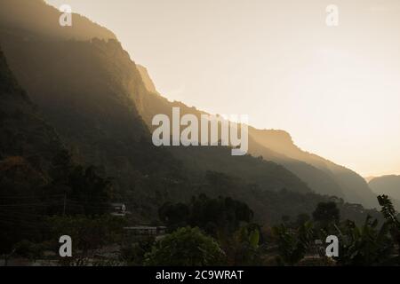 Strahlender Sonnenuntergang über einem Tal in Ngadi, Annapurna Circuit, Nepal Stockfoto