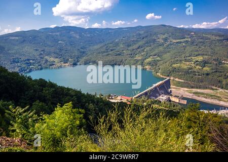 Perucac See mit Barriere Damm und sauberes blaues Wasser auf dem Fluss Drina im Naturpark Tara, Serbien. Landschafts- und Reisekonzept Stockfoto