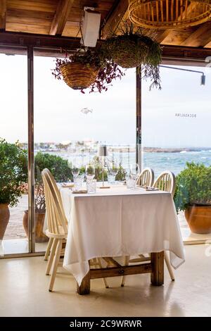 Interieur des Restaurants Bocasalina mit Tischdecke in Es Pujols, Formentera, Balearen, Spanien Stockfoto