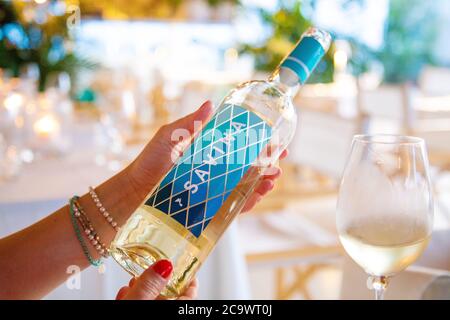 Eine Flasche lokaler Formantera-Wein Terramoll Savina Blanco im Restaurant Bocasalina in Es Pujols, Formentera, Balearen, Spanien Stockfoto