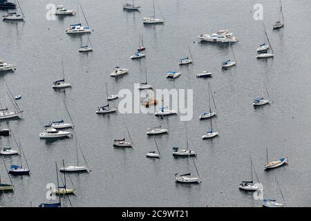 Luftaufnahme von Booten und Yachten in der Bucht von Rio de Janeiro, Guanabara, Brasilien verankert Stockfoto