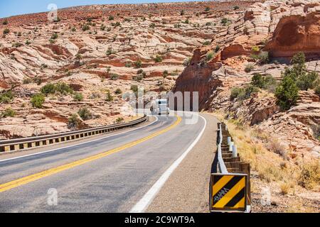 American Country Road. Schöne felsige Berglandschaft. Stockfoto