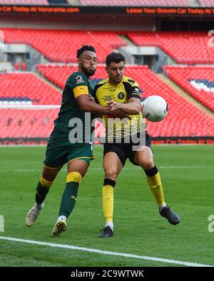 LONDON, GROSSBRITANNIEN. 2. August 2020 - Kyle Wootton (14) von Notts County kämpft mit Connor Hall (20) von Harrogate Town während des Vanarama National League Playoff Finales zwischen Notts County und Harrogate Town im Wembley Stadium, London. (Kredit: Jon Hobley - MI News) Kredit: MI Nachrichten & Sport /Alamy Live Nachrichten Stockfoto