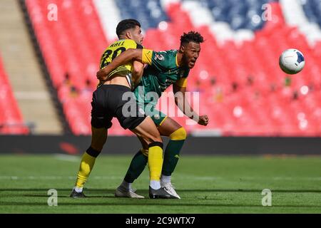 LONDON, GROSSBRITANNIEN. 2. August 2020 - Kyle Wootton (14) von Notts County kämpft mit Connor Hall (20) von Harrogate Town während des Vanarama National League Playoff Finales zwischen Notts County und Harrogate Town im Wembley Stadium, London. (Kredit: Jon Hobley - MI News) Kredit: MI Nachrichten & Sport /Alamy Live Nachrichten Stockfoto