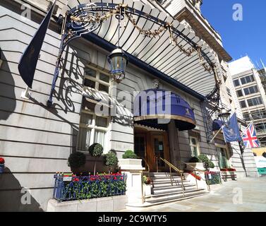 Eingang des Ritz, einem ikonischen Londoner Hotel am Piccadilly.viele der weltweit bekannten 5-Sterne-Luxushotels in London sind trotz der Lockerung der Beschränkungen des Gastgewerbebereichs durch die Regierung immer noch geschlossen. Da Reisen aus den USA immer noch minimal sind und Hochzeiten, Gesellschaftsveranstaltungen und Firmenveranstaltungen auf stark reduziertem Niveau stattfinden, sind diese High-End-Reiseziele entweder geschlossen oder mit einem festen Personal besetzt. Stockfoto