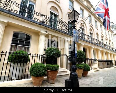 Das Haymarket Hotel befindet sich direkt neben dem Theatre Royal im Herzen von Londons West End.viele der weltweit bekannten 5-Sterne-Luxushotels in London sind trotz der Lockerung der Beschränkungen des Gastgewerbes durch die Regierung immer noch geschlossen. Da Reisen aus den USA immer noch minimal sind und Hochzeiten, Gesellschaftsveranstaltungen und Firmenveranstaltungen auf stark reduziertem Niveau stattfinden, sind diese High-End-Reiseziele entweder geschlossen oder mit einem festen Personal besetzt. Stockfoto