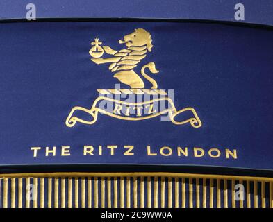 Logo des Ritz, einem ikonischen Londoner Hotel am Piccadilly.viele der weltweit bekannten 5-Sterne-Luxushotels in London sind trotz der Lockerung der Beschränkungen des Gastgewerbes noch geschlossen. Da Reisen aus den USA immer noch minimal sind und Hochzeiten, Gesellschaftsveranstaltungen und Firmenveranstaltungen auf stark reduziertem Niveau stattfinden, sind diese High-End-Reiseziele entweder geschlossen oder mit einem festen Personal besetzt. Stockfoto