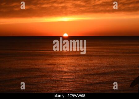 Die Sonne Geht Über Den Ozean Stockfoto