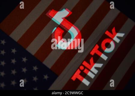 China. August 2020. In dieser Abbildung ist ein TikTok-Logo auf einem Smartphone mit einer amerikanischen Flagge auf dem Hintergrund zu sehen. Am 31. Juli 2020 sagte Trump Medienberichten zufolge Reportern auf seinem Spezialflugzeug "Air Force One", dass er TikTok den Einsatz in den Vereinigten Staaten verbieten werde. Quelle: SheldonÂ Cooper/SOPA Images/ZUMA Wire/Alamy Live News Stockfoto