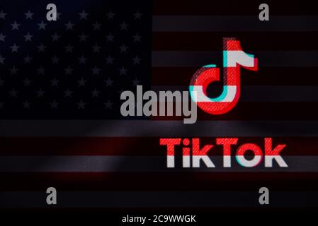 China. August 2020. In dieser Abbildung ist ein TikTok-Logo auf einem Smartphone mit einer amerikanischen Flagge auf dem Hintergrund zu sehen. Am 31. Juli 2020 sagte Trump Medienberichten zufolge Reportern auf seinem Spezialflugzeug "Air Force One", dass er TikTok den Einsatz in den Vereinigten Staaten verbieten werde. Quelle: SheldonÂ Cooper/SOPA Images/ZUMA Wire/Alamy Live News Stockfoto