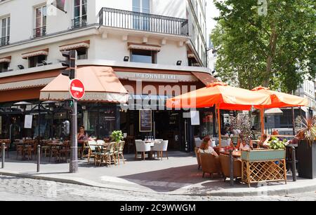 Das traditionelle französische Café La Bonne Biere befindet sich in der Nähe des Platzes der Republik in Paris, Frankreich. Stockfoto