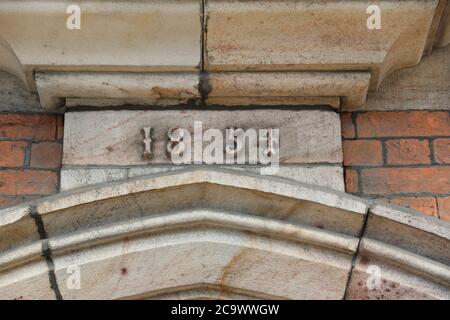 Datestone auf dem Treuhandgebäude der Sparkasse in der Cheshire-Stadt Sandbach Stockfoto