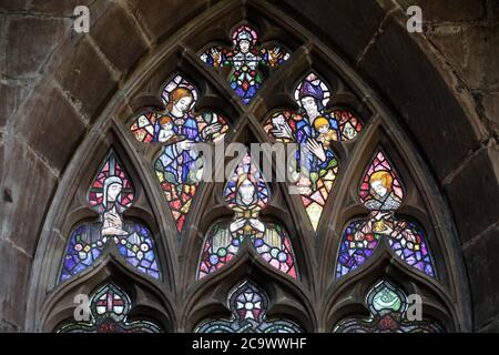 Detail der berühmten Harry Clarke Glasmalerei in der Nantwich Kirche Stockfoto