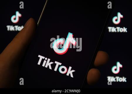 China. August 2020. In dieser Abbildung ist ein TikTok-Logo auf einem Smartphone zu sehen.am 31. Juli 2020 sagte Trump Medienberichten zufolge Reportern auf seinem Spezialflugzeug "Air Force One", dass er TikTok den Einsatz in den Vereinigten Staaten verbieten werde. Quelle: SheldonÂ Cooper/SOPA Images/ZUMA Wire/Alamy Live News Stockfoto