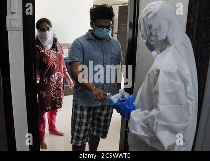 Gesundheitshelfer überprüft den Sauerstoffgehalt eines Mannes.die Zahl der bestätigten Coronavirus-Fälle hat am Sonntag in Indien die 17-lakh-Marke überschritten. Stockfoto