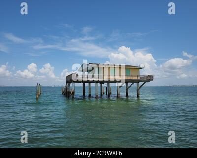 Stiltsville, Biscayne National Park, Florida 08-12-2018 Bay Chateau, eines von sieben verbleibenden Stelzenhäusern über den Grasflächen des Parks. Stockfoto