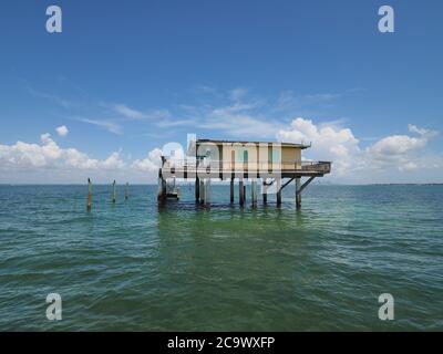 Stiltsville, Biscayne National Park, Florida 08-12-2018 Bay Chateau, eines von sieben verbleibenden Stelzenhäusern über den Grasflächen des Parks. Stockfoto