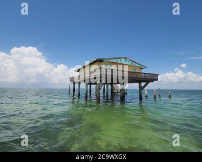 Stiltsville, Biscayne National Park, Florida 08-12-2018 Bay Chateau, eines von sieben verbleibenden Stelzenhäusern über den Grasflächen des Parks. Stockfoto