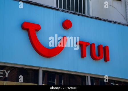 London, Großbritannien. Juli 2020. Blick auf das TUI Store Logo.TUI Stores eröffnen einige Geschäfte wieder, hat es angekündigt. Das bedeutet, dass das Reisebüro den Kunden bei allen Fragen zu bestehenden Buchungen und zukünftigen Feiertagen helfen kann. Sie wird den Mitarbeitern auch die Möglichkeit geben, sich persönlich mit den Mitarbeitern zu unterhalten und alle Probleme zu lösen. Kredit: Dinendra Haria/SOPA Images/ZUMA Wire/Alamy Live Nachrichten Stockfoto