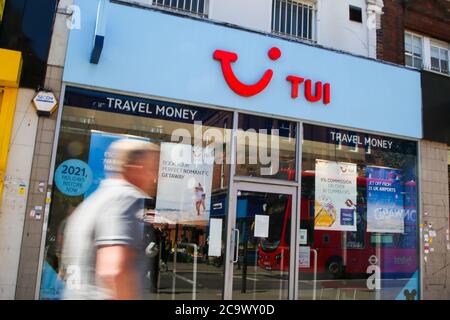 London, Großbritannien. Juli 2020. Ein Mann geht an einem TUI Store vorbei.TUI Stores eröffnen einige Geschäfte wieder, hat es angekündigt. Das bedeutet, dass das Reisebüro den Kunden bei allen Fragen zu bestehenden Buchungen und zukünftigen Feiertagen helfen kann. Sie wird den Mitarbeitern auch die Möglichkeit geben, sich persönlich mit den Mitarbeitern zu unterhalten und alle Probleme zu lösen. Kredit: Dinendra Haria/SOPA Images/ZUMA Wire/Alamy Live Nachrichten Stockfoto