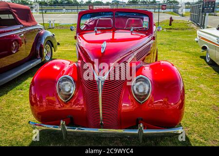 Daytona Beach, FL / USA - 25. März 2018: 1938 Ford Deluxe Cabriolet beim Spring 2018 Daytona Turkey Run. Stockfoto