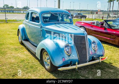 Daytona Beach, FL / USA - 25. März 2018: 1937 Ford Deluxe Coupé beim Frühjahr 2018 Daytona Türkei Run. Stockfoto