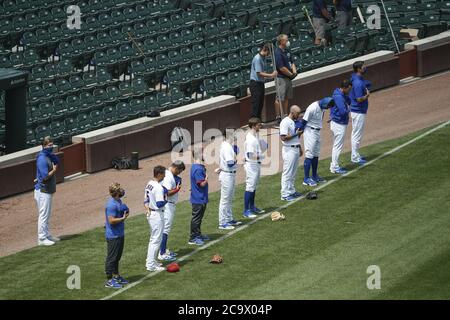 Chicago, Usa. August 2020. Chicago Cubs Spieler stehen auf dem Feld während des Spiels der Nationalhymne vor einem Baseballspiel gegen die Pittsburgh Pirates im Wrigley Field am Sonntag, 2. August 2020 in Chicago. Foto von Kamil Krzaczynski/UPI Credit: UPI/Alamy Live News Stockfoto