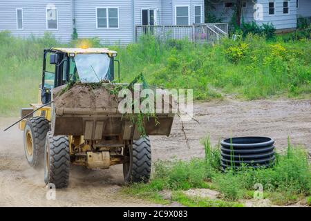 Bulldozer Erdbewegung auf der Nivellierung beweglichen Boden Landschaftsbau arbeitet mit Schaufel Stockfoto