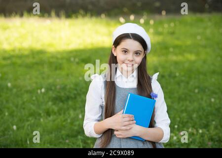 Elegante schulmädchen Kind Mädchen mit Buch im Park, anspruchsvolle schulmädchen Konzept. Stockfoto
