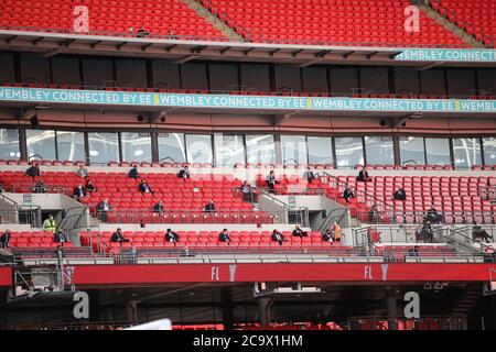 Wembley, Großbritannien. August 2020. Die Directors Box, die normalerweise voller Würdenträger wäre, möglicherweise einschließlich Prinz William der Herzog von Cambridge und Präsident des Fußballverbandes, wird nur von wenigen Personen beim Emirates FA Cup Final Match Arsenal gegen Chelsea, im Wembley Stadium, London, UK am 1. August 2020 gefüllt. Das Spiel wird wegen der aktuellen COVID-19-Coronavirus-Pandemie und der staatlichen Beschränkungen für soziale Distanzierung/Sperrung hinter verschlossenen Türen ausgetragen. Kredit: Paul Marriott/Alamy Live Nachrichten Stockfoto