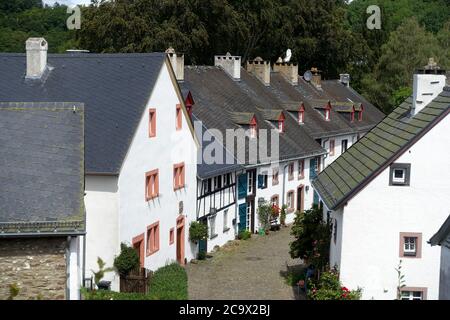 Blick von der Burgruine auf den historischen Ortskern Kronenburg, Dahlem, Nordrhein-Westfalen, Deutschland Stockfoto