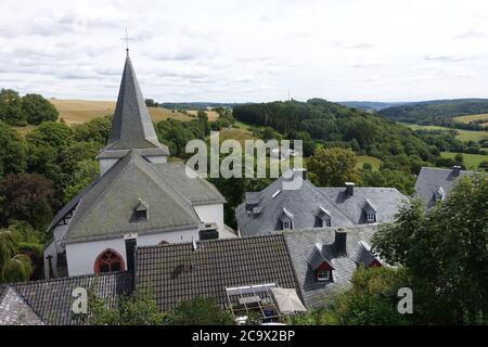 Blick von der Burgruine auf den historischen Ortskern Kronenburg, Dahlem, Nordrhein-Westfalen, Deutschland Stockfoto