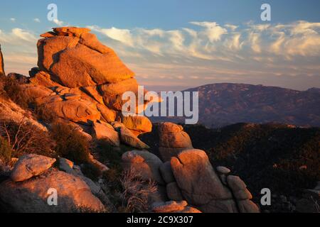 Santa Catalina Mountains Coronado NF AZ / OCT Late PM Licht wärmt Goosehead Rock & Rincon Mountains dahinter. Catalina (General Hitchcock) Autobahn. Stockfoto