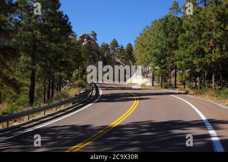 Santa Catalina Mountains Coronado NF AZ / OCT auf dem Bürgersteig Blick auf die Catalina (General Hitchcock) Autobahn aus der Nähe des Green Mountain t Stockfoto