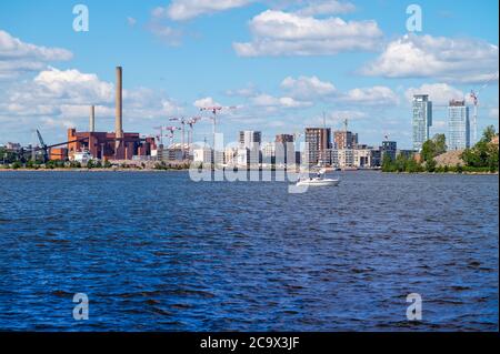 Helsinki / Finnland - 31. Juli 2020: Neues Wohnviertel von Sompasaari im Bau. Aufgenommen aus dem Stadtzentrum von Katajanokka. Stockfoto