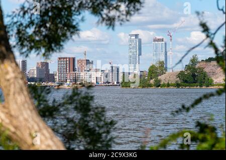 Helsinki / Finnland - 31. Juli 2020: Neues Wohnviertel von Sompasaari im Bau. Aufgenommen aus dem Stadtzentrum von Katajanokka. Stockfoto