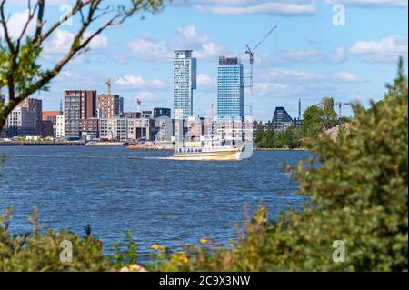 Helsinki / Finnland - 31. Juli 2020: Neues Wohnviertel von Sompasaari im Bau. Aufgenommen aus dem Stadtzentrum von Katajanokka. Stockfoto