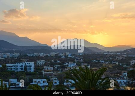 Agios Nikolaos, Griechenland, 16. August 2013: Sonnenuntergang über der Stadt Stockfoto