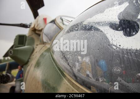 Sambek, Region Rostow, Russland, 28. Juni 2019: Internationales militärisches technisches Forum ARMEE-2019. Militärhubschrauber MI-35M bei Regentag Stockfoto