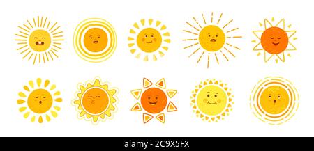 Sun Flat Set. Handgezeichnete niedliche Sonnen. Lustige gelbe kindisch sonnigen Emoticons Sammlung. Lächelnde Sonne mit Sonnenstrahlen Cartoon-Charakter. Emoji Sommer Emoticons. Isolierte Vektordarstellung weißer Hintergrund Stock Vektor