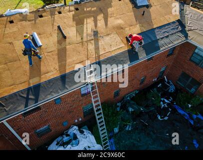 Entfernen von alten Schindeldach Bauarbeiter auf einem Renovierungsdach das Haus installiert neue Schindeln Stockfoto