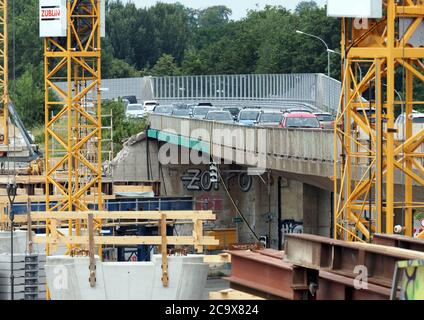 Potsdam, Deutschland. Juli 2020. Autos fahren entlang der Nuthestraße an der Brückenbaustelle vorbei. Im Vordergrund sieht man die für die neue Brücke geplanten Betonpiers. Die Fertigstellung der Brücke ist für Ende 2022 geplant. Quelle: Soeren Stache/dpa-Zentralbild/ZB/dpa/Alamy Live News Stockfoto