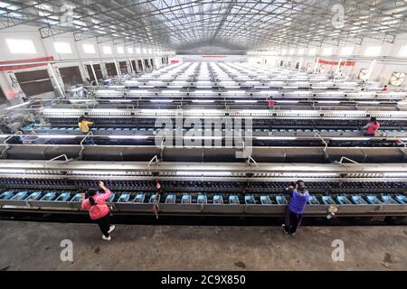 (200803) -- NANNING, 3. August 2020 (Xinhua) -- Mitarbeiter arbeiten bei einem Seidenmacherunternehmen im Landkreis Xincheng, südchinesische Autonome Region Guangxi Zhuang, 31. März 2020. Guangxi, eine Schlüsselregion in Chinas Armutsbekämpfungsmission, unternimmt unermüdliche Anstrengungen, um den harten Kampf gegen die Armut zu gewinnen, indem sie die Beschäftigung der armen Bevölkerung sichert. Der Versuch, Menschen in Beschäftigung zu bringen, spielte eine entscheidende Rolle in Guangxi's groß angelegter Kampagne zur Bekämpfung der Armut, da sie die ganze Familie aus der Armut befreien kann. Es hat sich als der wirksamste und direkteste Weg erwiesen, die Armut zu überwinden. Außerdem i Stockfoto