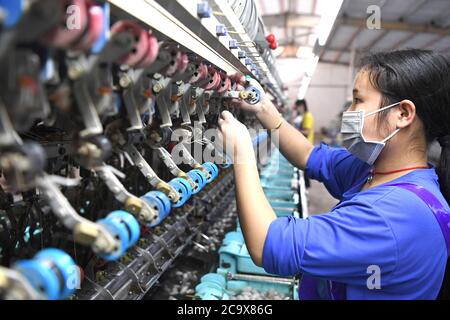 (200803) -- NANNING, 3. August 2020 (Xinhua) -- Mitarbeiter arbeiten in einer Seidenaufrollerei im Bezirk Lingyun, südchinesische Autonome Region Guangxi Zhuang, 17. April 2020. Guangxi, eine Schlüsselregion in Chinas Armutsbekämpfungsmission, unternimmt unermüdliche Anstrengungen, um den harten Kampf gegen die Armut zu gewinnen, indem sie die Beschäftigung der armen Bevölkerung sichert. Der Versuch, Menschen in Beschäftigung zu bringen, spielte eine entscheidende Rolle in Guangxi's groß angelegter Kampagne zur Bekämpfung der Armut, da sie die ganze Familie aus der Armut befreien kann. Es hat sich als der wirksamste und direkteste Weg erwiesen, die Armut zu überwinden. Darüber hinaus ist es h Stockfoto