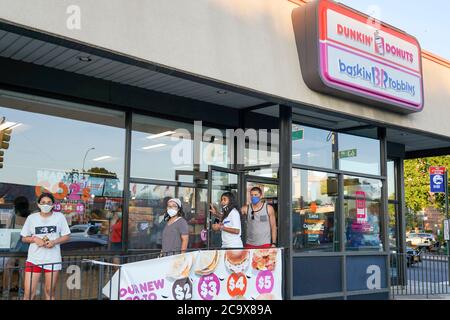 NEW YORK, NY – JULI 31: Ein Blick auf Dunkin' Donuts Geschäft in Queens am 31. Juli 2020 in Queens Borough of New York City. Stockfoto